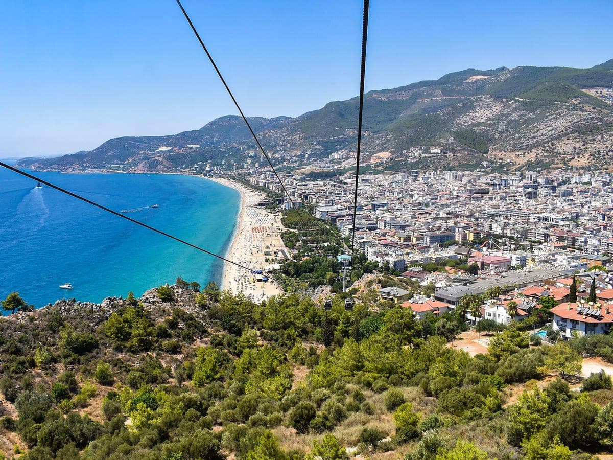Der Kleopatra-Strand in der Saison, von der Seilbahn aus gesehen.