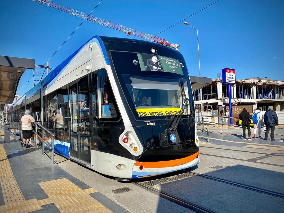 Antalyas Straßenbahn an einer Haltestelle im Stadtgebiet, aufgenommen im März.