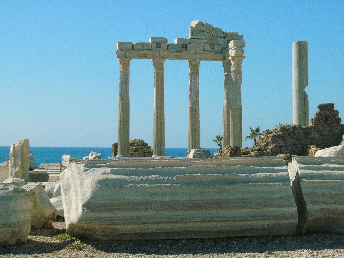 Die Säulen des Apollon-Tempels an der Spitze der Halbinsel, aufgenommen im Oktober.